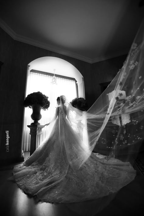 wedding Moody Wedding Details, Creative Bridal Portraits, Moody Wedding Photography, Wedding Portrait Poses, Bride Photoshoot, Wedding Photoshoot Poses, Wedding Picture Poses, Happy Photos, Wedding Couple Poses Photography