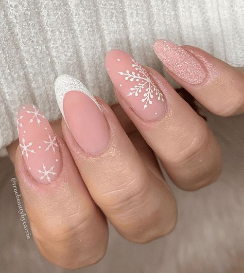 40 Adorable Snowflake Nails For Winter That'Ll Turn Heads ⋆ Beautymone Luxio Nails, Christmas Nail Designs Easy, Snowflake Nail Art, November Nails, Holiday Nail Designs, Christmas Nails Easy, Christmas Gel Nails, Nail Candy, Snowflake Nails