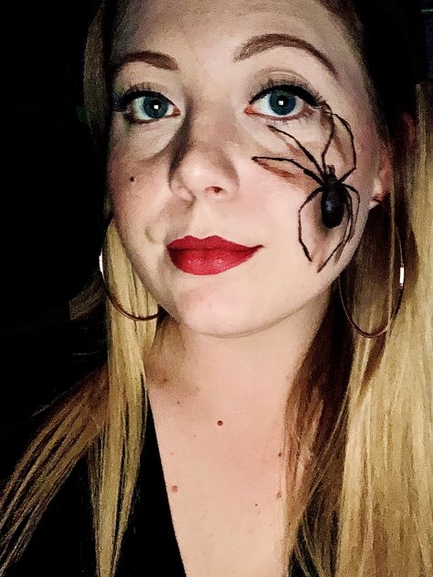 This spider was so fun and easy when you have to decide on a costume in a hurry. Used eyeliner and eye shadow, and completed 15 minutes. Halloween Eyeshadow, Spider Makeup, Cute Eyeshadow Looks, Halloween Spider, Eyeshadow Looks, Makeup Eyeshadow, Cute Wallpaper Backgrounds, Beauty Secrets, Halloween Makeup