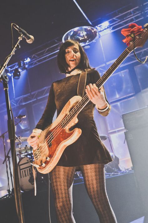 Paz Lenchantin of the Pixies Live Shot Guitarist Outfit, Bass Player Aesthetic, Paz Lenchantin, Female Bassist, Pixies Band, Female Artists Music, Female Guitarists, The Pixies, Active Tights