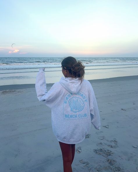 WE 🩵 THE EAST COAST! Vacation Outfits Preppy, Florida Fits, East Coast Beach, Beachy Clothes, Oversized Hoodie Outfit, Outer Banks Shirt, Crop Tanks, Vacation Fits, East Coast Beaches