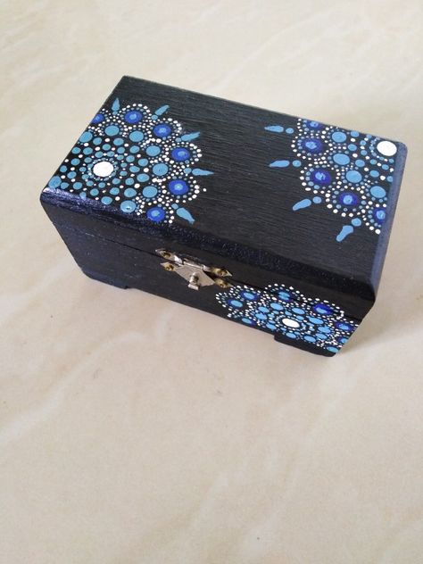 Box Design Ideas Paint, Mandala Box Design, Jewellery Box Painting Ideas, Painted Jewelry Boxes Diy, Wood Box Painting Ideas, Box Painting Ideas, Wooden Box Crafts, Painted Mirror Art, Wooden Memory Box