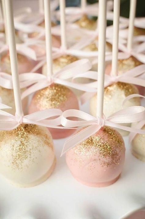 Pink and white cake pops dusted with gold edible glitter! Cake Pop Receita, Baby Shower Pasta, Tårta Design, White Cake Pops, Idee Babyshower, Gold Sprinkles, Shower Desserts, Gold Baby Showers, Edible Glitter