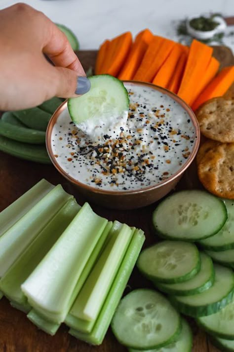 Everything But The Bagel Veggie Tray - Dash of Mandi Yogurt Ranch Dip, Yogurt Ranch, Greek Yogurt Ranch, Veggie Platter, Everything But The Bagel, Platter Board, Vegetable Dip, Veggie Snacks, Veggie Tray