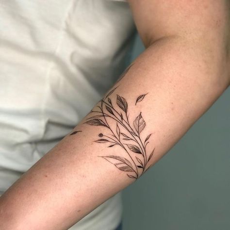 Line Forearm Tattoo, Upper Arm Band Tattoo, Forearm Band Tattoo, Arm Cuff Tattoo, Wrist Tattoos Girls, Tattoo Band, Cuff Tattoo, Hippie Tattoo, Wrap Tattoo