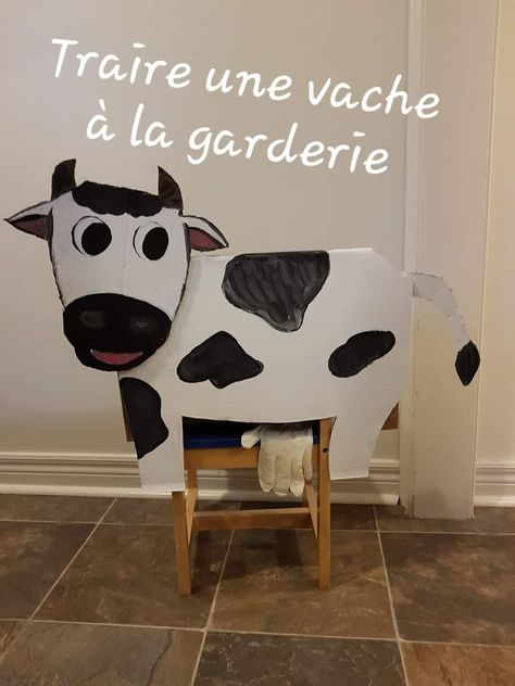 Traire une vache -faire un dessin d une vache sur un carton -percer le bout des doigt dun gant en latex -Remplir le gant de latex avec de l eau. -le fixer en arrière du dessin de la vache avec une pince a chips collé à l'endos -ne pas oublier le sceau Petite Section, Carnival Games, Escape Game, Agriculture, Montessori, Carnival, Cow, Home Decor Decals, Quick Saves