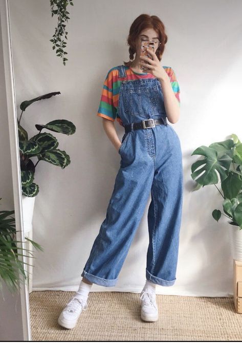 Fall Outfits Overalls, Arthoe Aesthetic Outfit, 90s Mom Outfit, Artist Outfit Style, Retro Outfits 80s Style, Overalls Outfit Aesthetic, Artsy Outfit Ideas, Outfits Overalls, Artistic Outfits