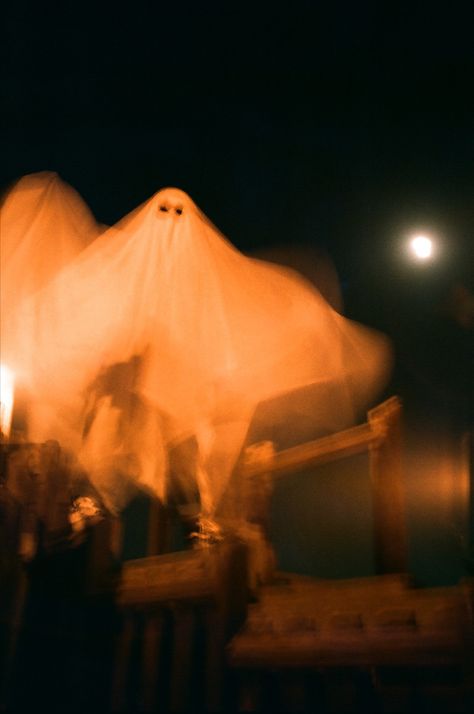 Halloween Horror Nights Aesthetic, Spooky Photography, Halloween Shoot, Photo Halloween, Light Setup, Aesthetic Moon, School Halloween, Halloween Film, Rock Aesthetic