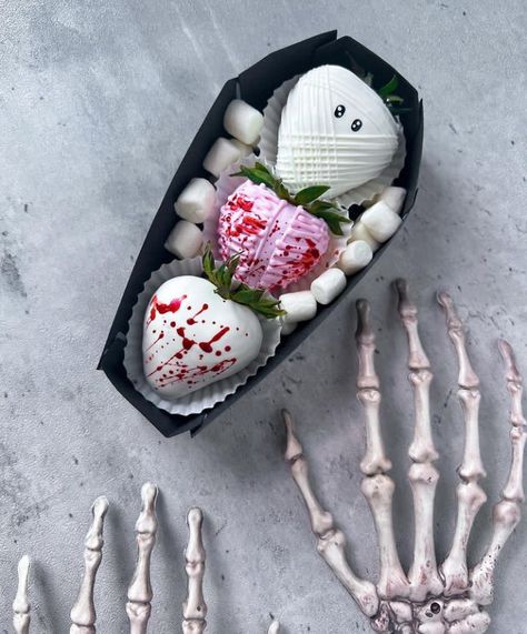 ᖴOᒪᒪOᗯ ᖴOᖇ ᗰOᖇᗴ ᑭIᑎՏ🦋 Halloween Chocolate Covered Strawberries, Gourmet Chocolate Covered Strawberries, Coffin Treats, Strawberry Ideas, Strawberry Background, Strawberry Sweets, Chocolate Covered Strawberry Recipe, Chocolate Covered Strawberries Bouquet, Halloween Treat Boxes