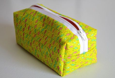 Picture of Trim it up and turn it right side out Pencil Case Sewing, Zipper Pencil Case, Cute Pencil Case, Wallet Tutorial, Sewing Kids Clothes, Fabric Sewing Patterns, Diy Bags Patterns, Pinking Shears, Birthday Gifts For Teens