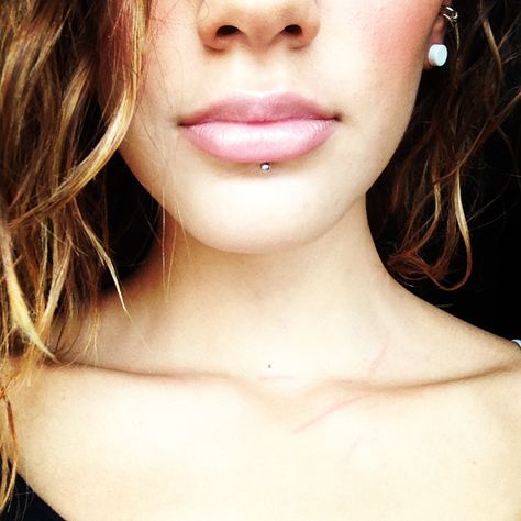 Labret piercing Central Labret Piercing, Central Labret, Labret Piercing Stud, Henna Drawings, Labret Jewelry, Piercing Inspo, Labret Piercing, Labret Studs, Body Modifications