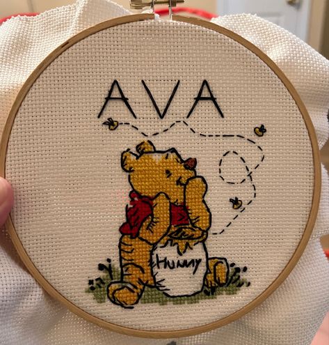 Winnie The Pooh Embroidery Designs, Winnie The Pooh Cross Stitch Patterns, Winnie The Pooh Thinking, Winnie The Pooh Embroidery, Winnie The Pooh Cross Stitch, Baby Cadeau, Pooh Embroidery, Cross Stitch Disney, Embroidery Designs Baby