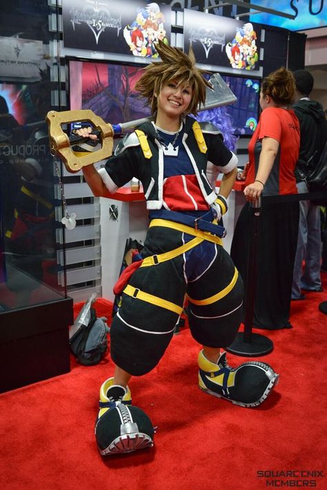 "Amazing. I wonder how she did the pants.... I'm starting on a kh1 Sora cosplay and can't figure out the pants." Sora Cosplay, Kingdom Hearts Cosplay, Sora Kingdom Hearts, Video Game Cosplay, Epic Cosplay, Cos Play, Cosplay Tutorial, Amazing Cosplay, Halloween Fashion