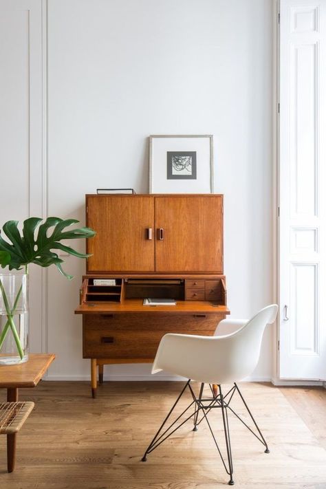 Tips on how to tell if that vintage piece you found is worth the price! Read this before you head to the flea market. Modern Inspiration, Small Home Office, A Desk, Scandinavian Interior, A Living Room, Mid Century Modern Furniture, Wooden Furniture, Mid Century Furniture, My New Room