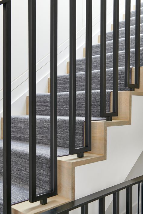 Black Metal Railing Stairs, Mid Century Stairs, Grey Stair Runner, Black Railing, Balustrade Design, Modern Stair Railing, Staircase Design Modern, Lake House Interior, Metal Stairs