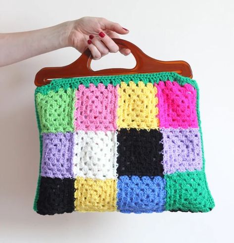 Granny Square Bag. Free Crochet Pattern & Video Tutorial - Zeens and Roger Plane Bag, Granny Square Handbag, Granny Square Hexagon, Bag Free Crochet Pattern, Crochet Retro, Granny Square Projects, Square Handbag, Granny Pattern, Micro Crochet