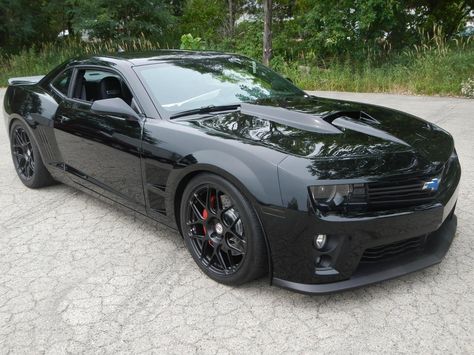 Black Rims Car, Black Rims Truck, Dodge Challenger Black, Black Camaro, Camaro V6, 2010 Camaro, Modern Muscle Cars, Chevy Ss, Camaro Car