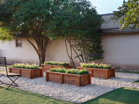 Top Outdoor Spaces by Joanna Gaines - Nikki's Plate Magnolia Style Home, Fixer Upper Welcome Home, Magnolia Fixer Upper, Magnolia Network, Joanna Gaines Style, Patio Areas, Girls Home, Ivy House, Dining Room Spaces