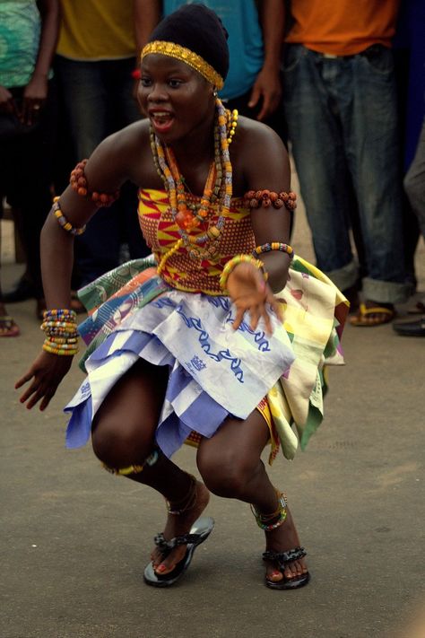 Kente cloth indigenous  to Ghana and was named after the medieval West Africa Empire. This fabric is worn by almost every Ghanaian tribe and represents national cultural identity. Akan Tribe, Ghana Cultural Wear, West African Traditional Clothing, Ghana Culture Aesthetic, Ghanaian Culture Aesthetic, Ghana Kente Cloth, Ghanaian Culture, Ghana Women, Ghana Clothes