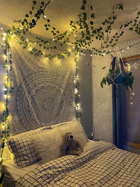 Boho Bedroom With Tapestry, Bedroom Inspirations Tapestry, Ceiling Ideas Bedroom Aesthetic Hanging, Simple Tapestry Bedroom, Tapestry Hanging From Ceiling Corner, Tapestry On Wall And Ceiling, Cute Wall Tapestries, How To Decorate With A Tapestry, Aesthetic Room Decor Tapestry