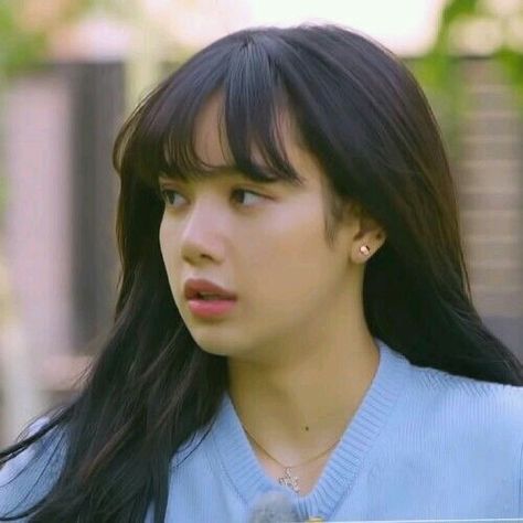 Lisa Funny Pic, Lisa Funny, Lisa Icon, Girl G, Blackpink Memes, Lisa Bp, Blackpink Funny, Lalisa Manobal, Airport Style