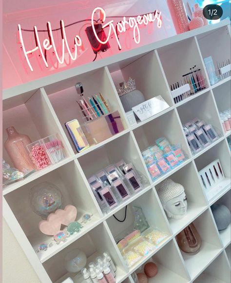 Lash Store Ideas, Lash Business Store, Lash Retail Display Ideas, Lash Retail Display, Pop Up Shop Display Ideas Lashes, Lip Gloss Pop Up Shop Display Ideas, Beauty Supply Store Layout, Lash Supply Store, Lash Boxes Ideas