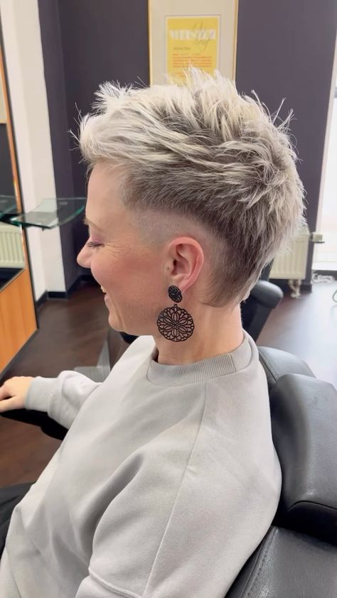 BK (@b.eautiful_k.ind) • Instagram photos and videos Modern Mullet Women Short Hair, Alt Pixie Cut, Pixie Hawk, Mullet Fade, Mohawk Mullet, Really Short Hair, Very Short Haircuts, Short Hair Pixie Cuts, Mohawk Hairstyles