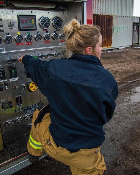 Firefighter Images, Firefighter Couple, Firefighter Photography, Military Woman, Firefighter Brotherhood, Firefighter Calendar, Girl Firefighter, Firefighter Art, Firefighter Wedding