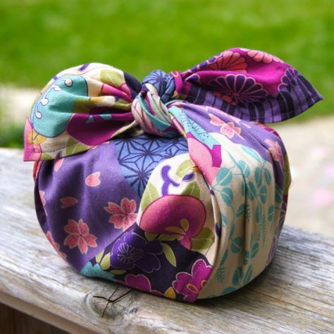 How to Reduce, Reuse, Recycle and Revamp Your Gift Wrap Muñeca Baby Alive, Diy Lunch Bag, Japanese Gift Wrapping, Japanese Wrapping Cloth, Japanese Wrapping, Eco Friendly Gift Wrapping, Furoshiki Wrapping, Wrap Clothing, Fabric Gift Wrap