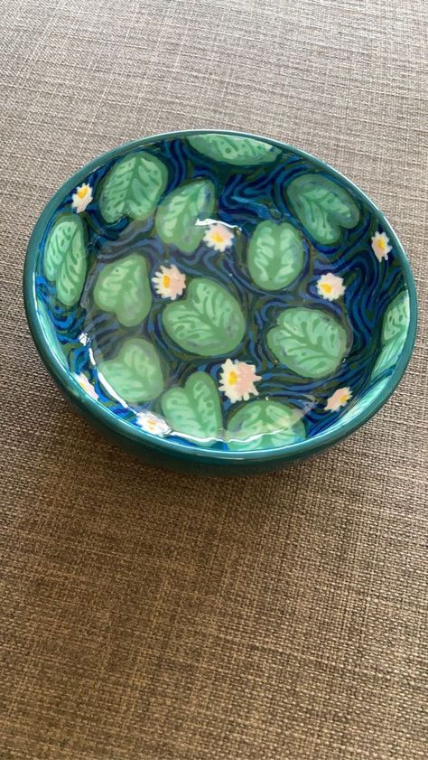 Pottery Class Ideas Ceramic Art, Pond Pottery Painting, Painting Trays Ideas, Paint Your Own Pottery Bowl Ideas, Ramen Bowl Ceramic Design, Colormemine Ideas, Pottery Tray Painting Ideas, Pottery Painting Ideas Green, Jellyfish Pottery Painting