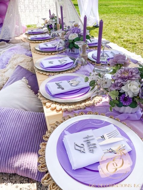 Purple Boho Birthday Party, Purple Birthday Table, Purple Party Table, Lilac Theme Party, Lavender Birthday Party Ideas Simple, Lavender Party Theme Table Settings, Purple Boho Birthday Theme, Purple Picnic Theme, Lavender Brunch Decor