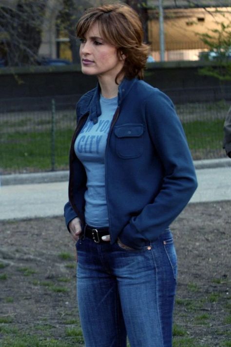 Detective Olivia Benson's fashion evolution on 'Law & Order: SVU' | 9 Olivia Benson Outfit Inspiration, Olivia Benson Short Hair, Cabenson Svu, Olivia Benson Outfit Season 1, Olivia Benson Outfit, Olivia Benson Aesthetic, Mariska Hargitay Hairstyles, Olivia Benson Hair, Detective Benson