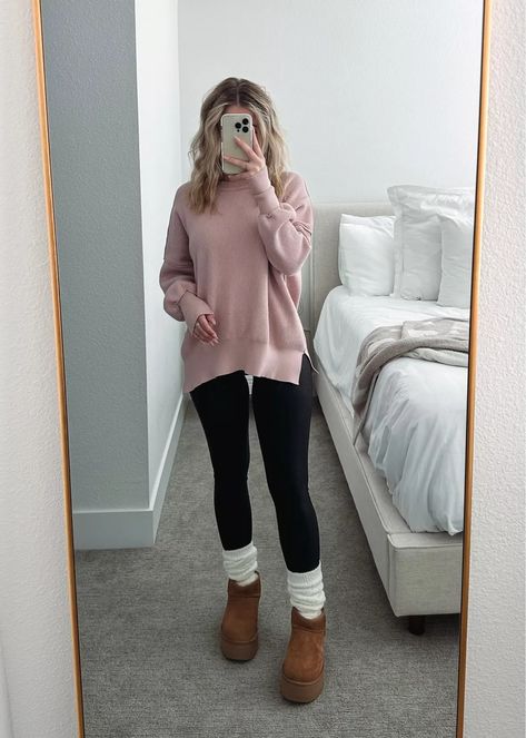 Winter Clothes Inspiration, Classic Mini Boot Ugg Outfit, Style Short Ugg Boots, Ugg Classic Mini Platform Boots Outfit, Ugh Classic Mini Platform Outfit, Mini Platform Ugg Boots Outfit, Short Ugg Boot Outfits, Classic Ultra Mini Platform Uggs Outfit, Fall Fits With Boots