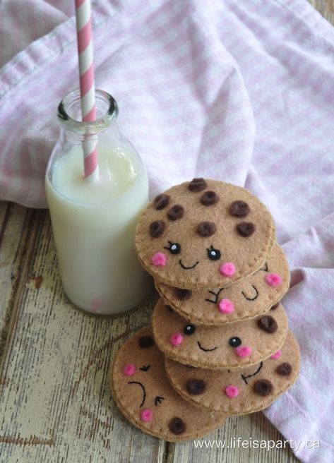 Felt Chocolate, Easy Felt Crafts, Felt Food Diy, Felt Food Patterns, Felt Craft Projects, Felt Toys Patterns, Easy Chocolate Chip Cookies, Felt Play Food, Pretend Food