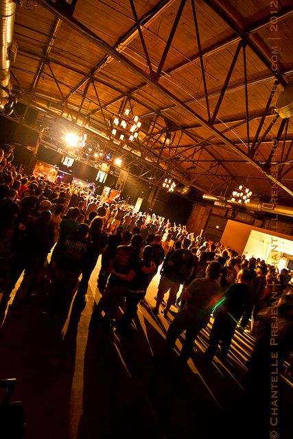 warehouse live Warehouse Party Aesthetic, Rock Venue Aesthetic, Warehouse Nightclub, Music Venue Interior, Warehouse Music Video, Live Music Venue Design, Live Music Venue Interior, Draft Beer Bar, Warehouse Party