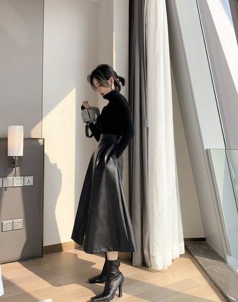 Long Leather Skirt, Pu Leather Skirt, Korean Girl Fashion, Long Skirts, Casual Fall Outfits, Fashion Outlet, Skirt Outfits, Luxury Outfits, Look Fashion