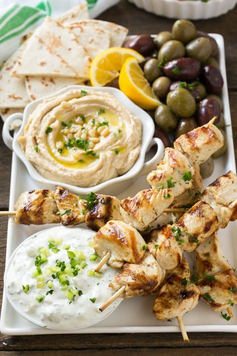 This recipe for greek chicken souvlaki is skewers of chicken breast marinated in lemon, garlic and herbs, then grilled & served with creamy yogurt sauce. Crispy Veggies, Dinners Chicken, Greek Chicken Souvlaki, Sommer Mad, Chicken Souvlaki, Recipe Critic, Chicken Healthy, Chicken Fajita, Fajita Recipe