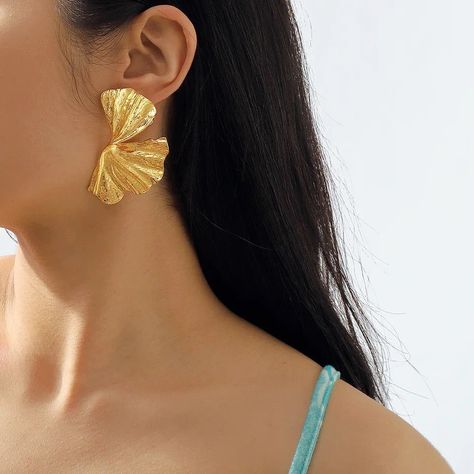 Chunky flower petal Available in gold - 6,200 SOLD OUT✅ #classyfeats #shopperawlic #jewelledbyclassyfeats Big Gold Earrings, Golden Magic, Big Stud Earrings, Lagos Jewelry, Sleek Updo, Y2k Accessories, Drop Earrings Gold, Petal Flower, Golden Jewelry