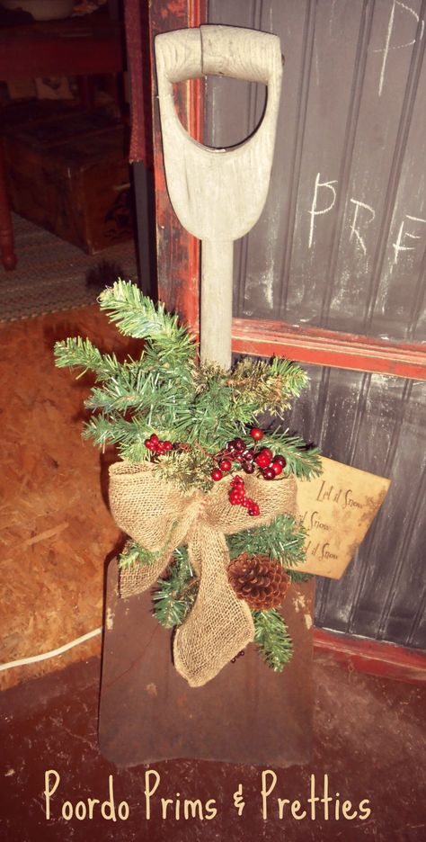 Old shovel for your Winter porch Shovel Decor, Christmas Decorations On A Budget, Decorations On A Budget, Winter Porch, Prim Christmas, Christmas Decorations Diy Outdoor, Christmas Wood Crafts, Primitive Christmas, Christmas Wood