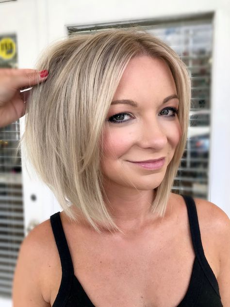 Collarbone Bob, Straight Blonde Bob, Bob For Fine Hair, Bob Inspiration, Medium Bob Haircuts, Bangs Wavy Hair, Angled Bob Haircuts, Fine Straight Hair, Easy Hair Cuts