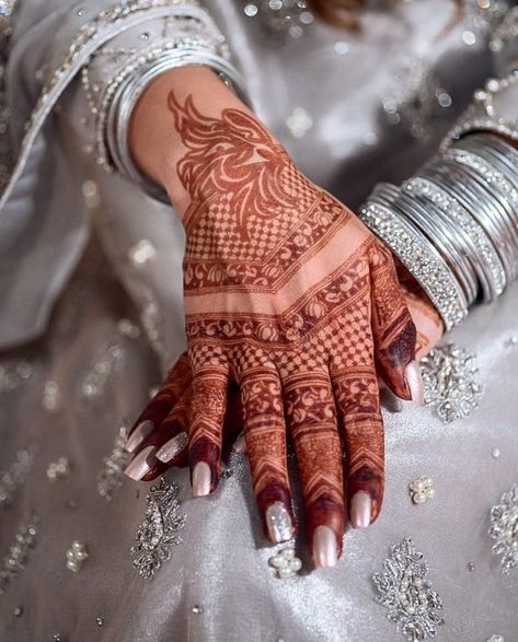 (C) Rangolibyemmzee | Trendy Mehendi ideas | Bridal mehendi | #greylehenga #zariwork #hennadesigns #mehendi #mehendidesigns #wittyvows #bridesofwittyvows #mehendiideas #weddinginspiration #indianbride Nails With Mehendi Hands, Nail Extensions Indian, Nails With Mehendi, Mehendi Hands, Bridal Dpz, Mehendi Ideas, Hand Mehendi, Engagement Nails, Henna Tattoo Hand