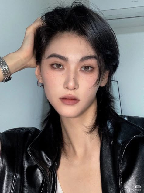 Masc Girl Makeup, Masc Douyin Makeup, Masc Women Makeup, Masculine Makeup Looks For Women, Masc Makeup Girl, Boyish Makeup Look, Masculine Asian Women, Androgynous Makeup Looks, Airy Boyish Makeup