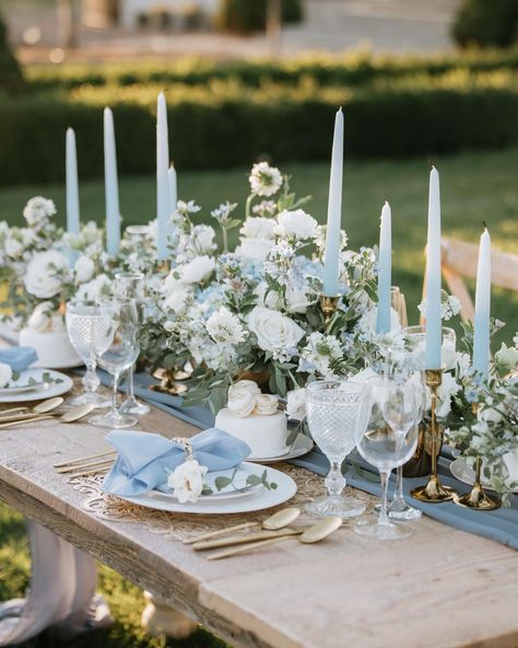 Blue And White Wedding Table Flowers, Blue Outdoor Wedding, Hydrangea Blue Wedding, Blue And White Wedding Round Table Decor, Blue Wedding Table, Blue Hydrangea Tablescape, Table Decorations Wedding, Wedding Table Florals, Blue Hydrangea Sweetheart Table