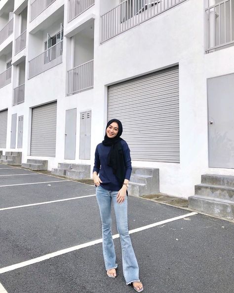 Bootcut Outfit Hijab, Jeans Outfit Hijab, Ootd Ngampus, Bootcut Jeans Outfit, Fashion Inspo Casual, Hijab Jeans, Hijab Fashionista, Casual Hijab, Casual Hijab Outfit