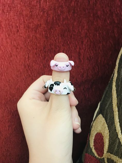 Cow and Pig clay rings Cute Clay Rings, Cute Clay Animals, Pig Clay, Pig Ring, Cow Craft, Clay Rings, Clay Stuff, Cute Baking, Clay Animals