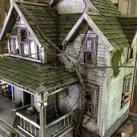 Not your average dollhouse. Haunted House Diy, Dollhouse Halloween, Dollhouse Design, Haunted Dollhouse, Repurposed Art, Doll House Plans, Halloween Miniatures, Spooky House, Dollhouse Projects