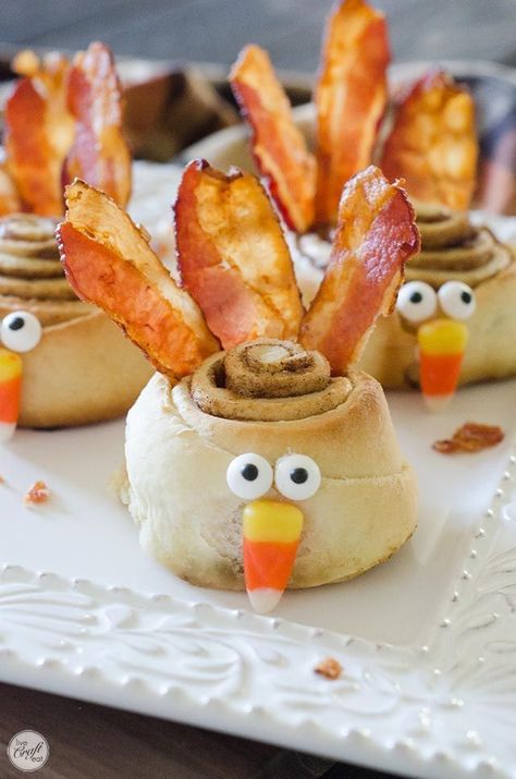 Cinnamon Roll Turkeys, Cute Thanksgiving Desserts, Thanksgiving Brunch, Thanksgiving Snacks, Halloween Breakfast, Thanksgiving Breakfast, Thanksgiving Treats, Perfect Thanksgiving, Holiday Breakfast