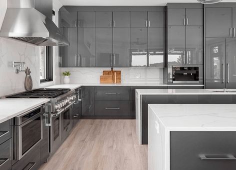 There is something in the color gray that makes it ideal for kitchens. The color gray offers a feeling of warmth and relaxation offering the best of both worlds. Many homeowners are now opting for high-gloss gray kitchen cabinets instead of the usual all-white or brown painted cabinets. Netherlands House, Grey Gloss Kitchen, High Gloss Kitchen Cabinets, Gloss Kitchen Cabinets, Glossy Kitchen, Laminate Kitchen Cabinets, White Gloss Kitchen, High Gloss Kitchen, Gloss Kitchen