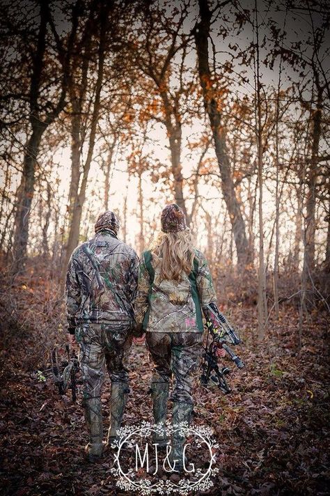 Camo Family Pictures, Hunting Engagement Photos, Theme Engagement Photos, Fishing Engagement Photos, Hunting Couple, Hunting Photography, Country Couple Pictures, Hunting Theme, Cute Country Couples