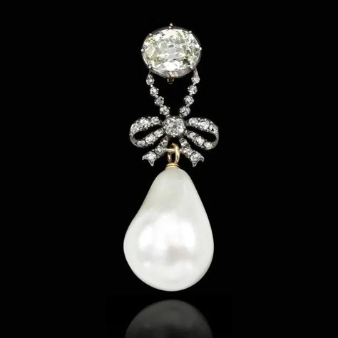 The most expensive pearl necklaces of all time and their history Most Expensive Pearl, Most Expensive Jewelry, Friday Video, Natural Pearl Earrings, Pearl Jewels, Royal Jewels, Expensive Jewelry, Royal Jewelry, Natural Pearl